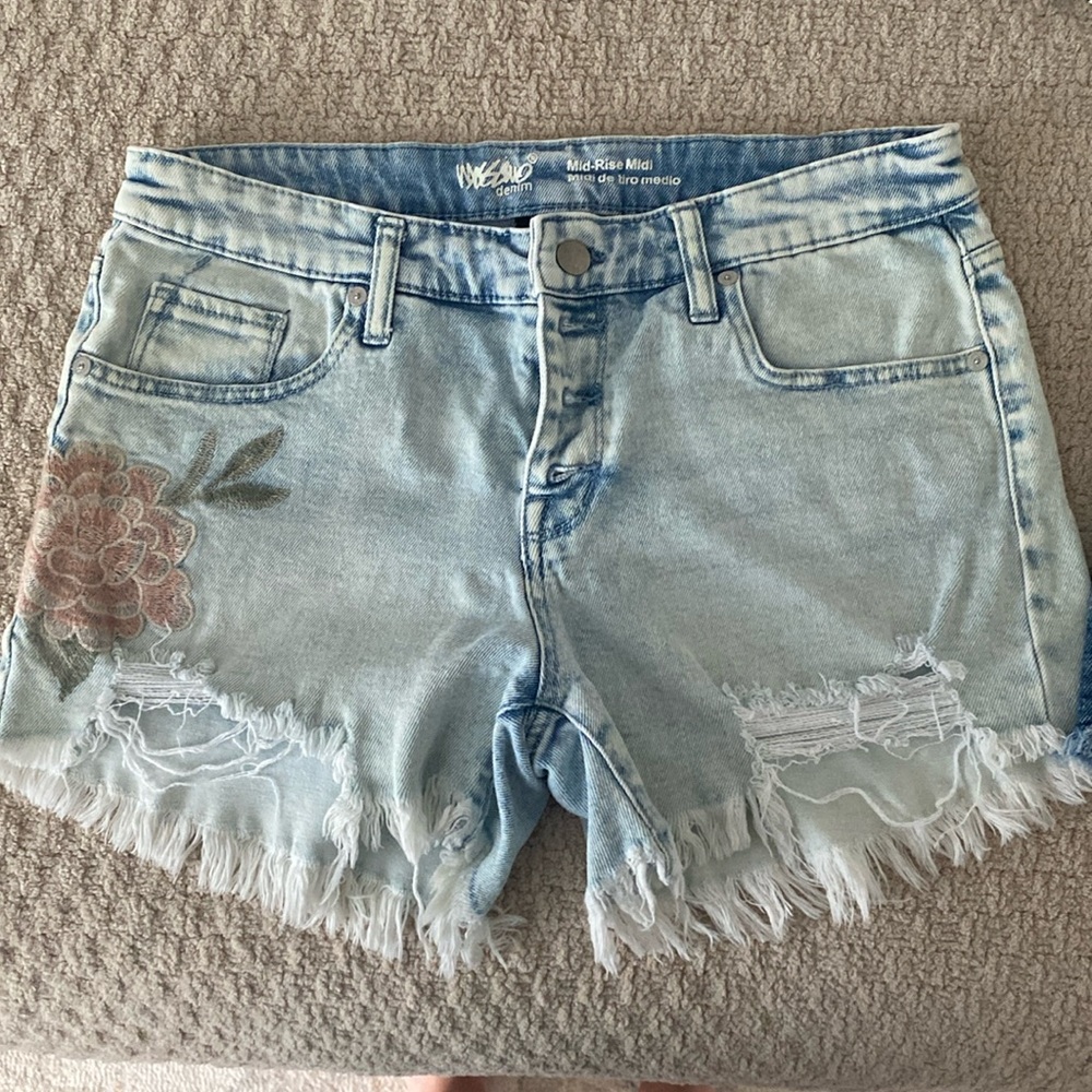 Cut off light Jean shorts with pink rose